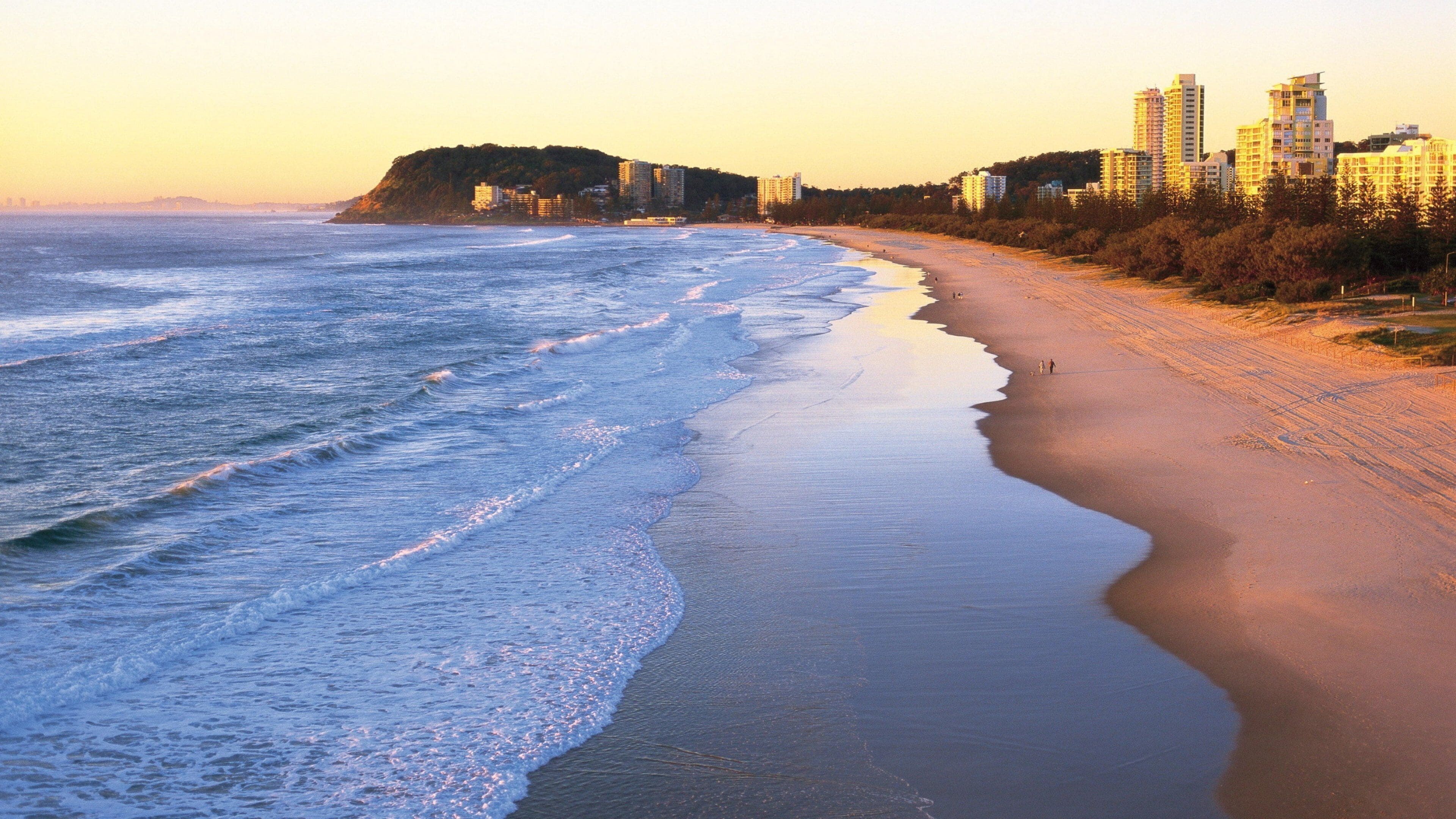 Plage de Burleigh qui includes scènes tropicales, coucher de soleil et plage de sable