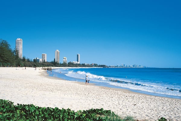 Burleigh Beach das einen Skyline, allgemeine Küstenansicht und Strand