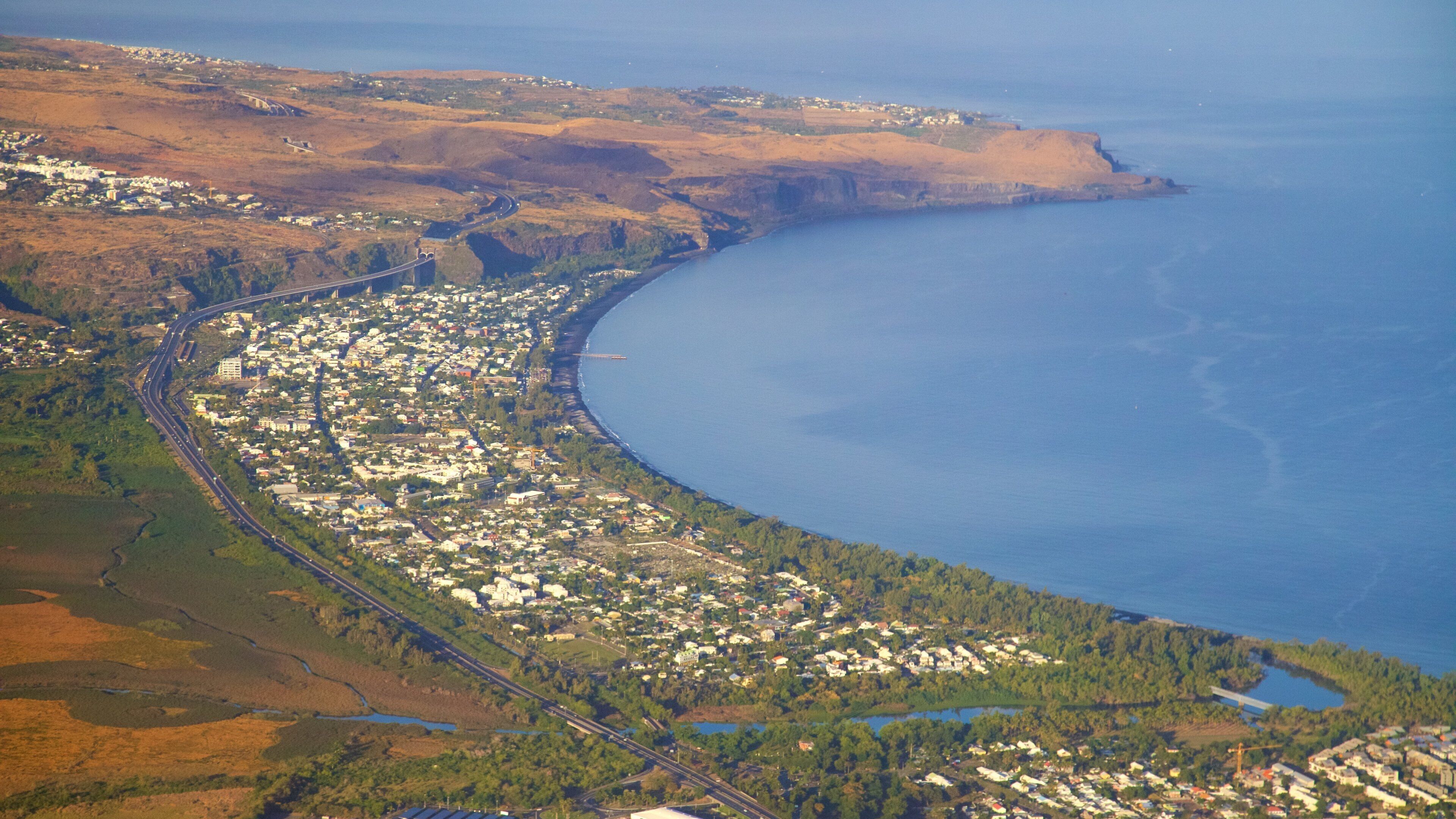 Saint-Paul ofreciendo vistas generales de la costa