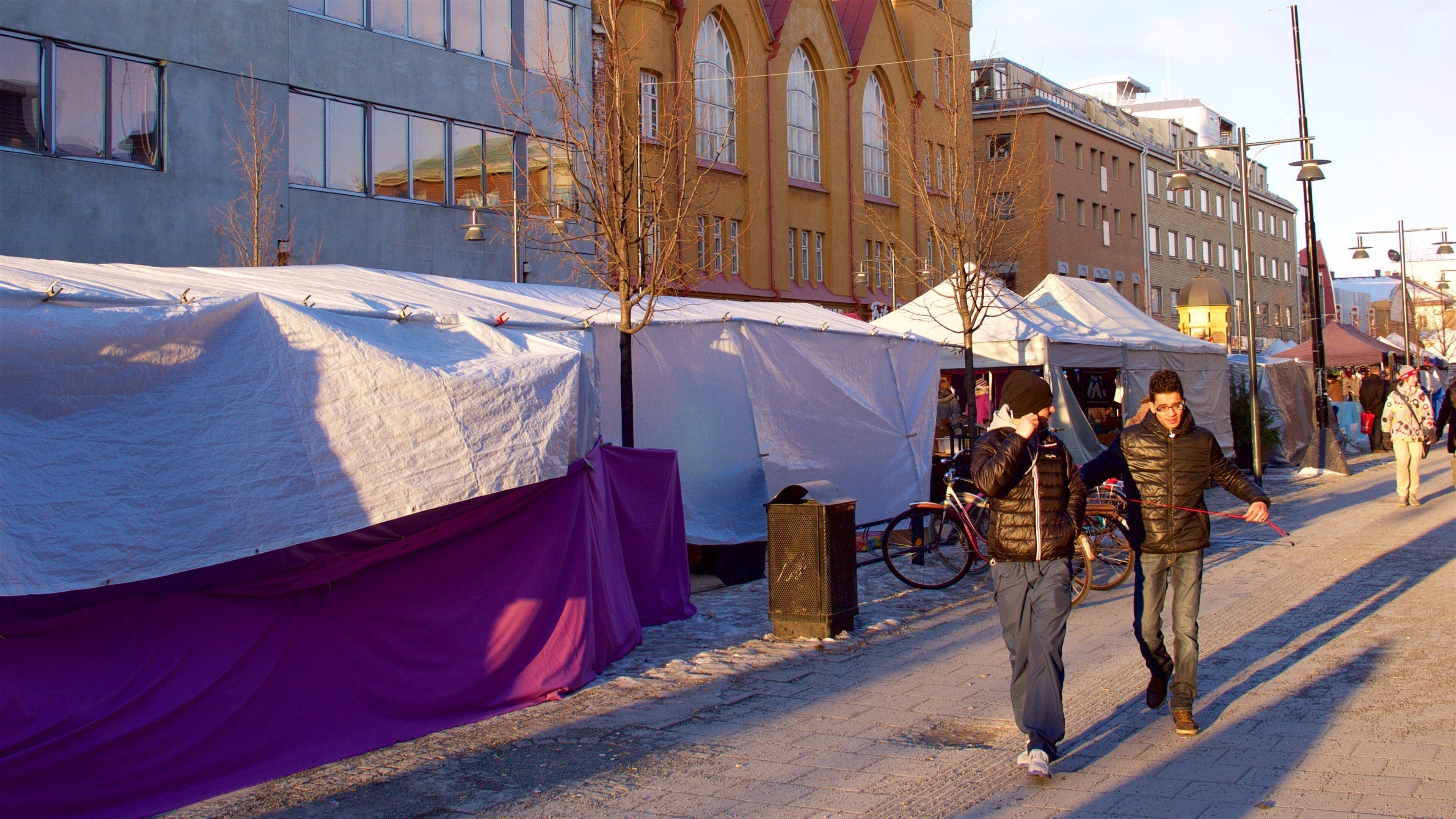Luleå mit einem Sonnenuntergang sowie Paar