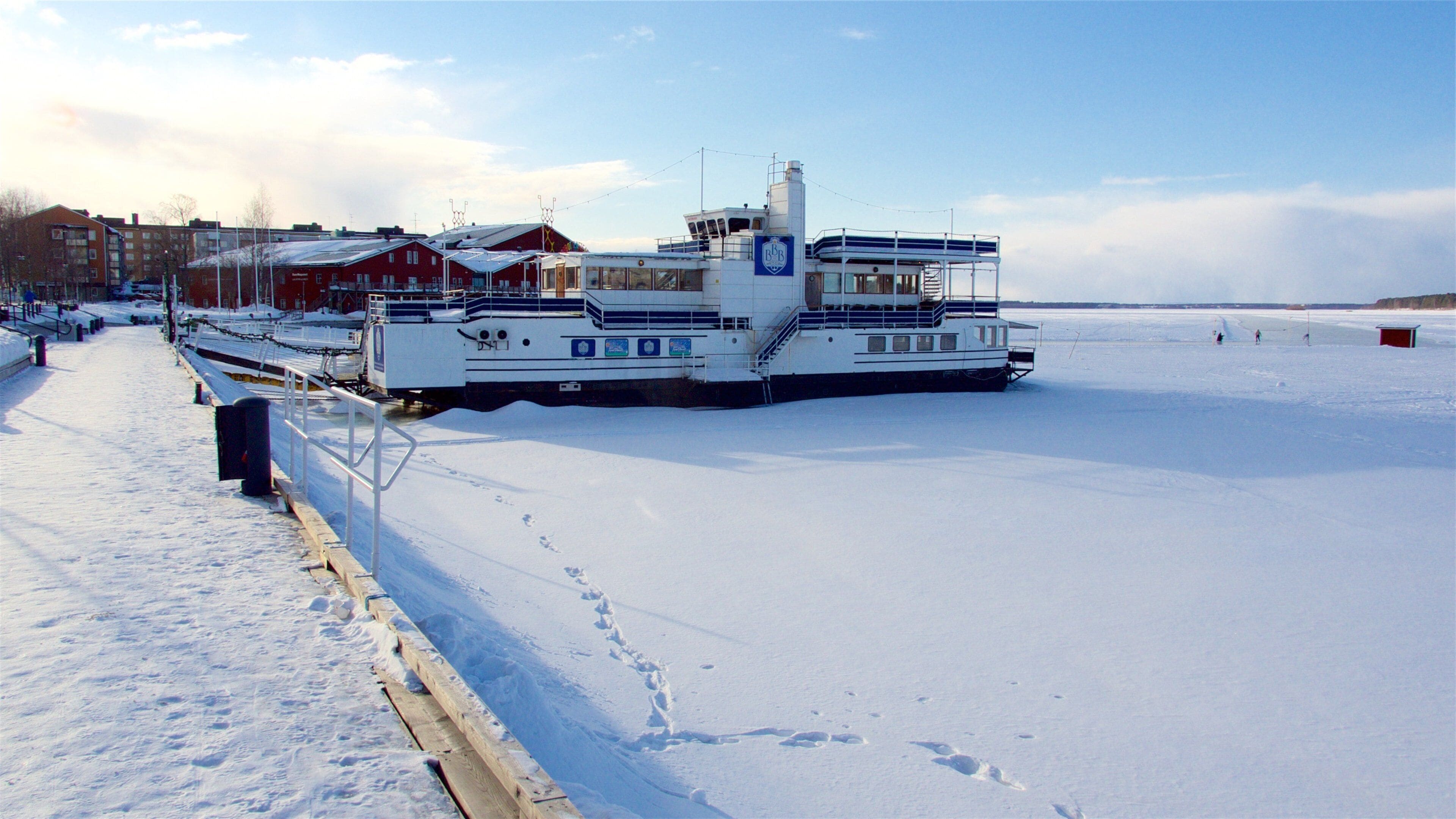 Lulea che include porto turistico e neve