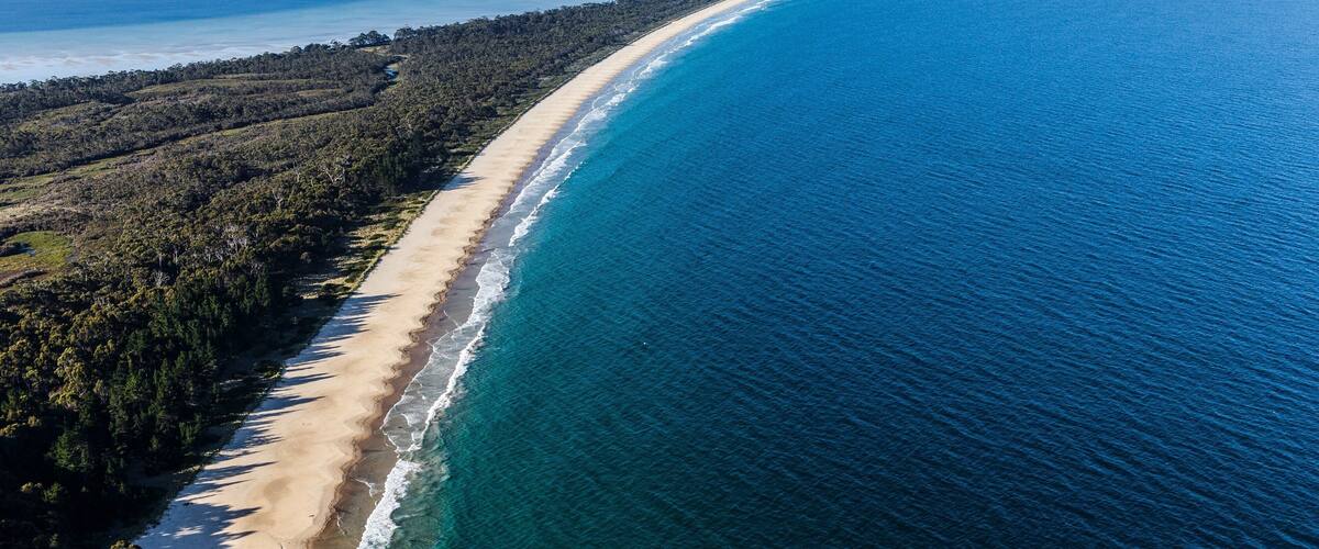 Bruny Island bevat algemene kustgezichten en een zandstrand