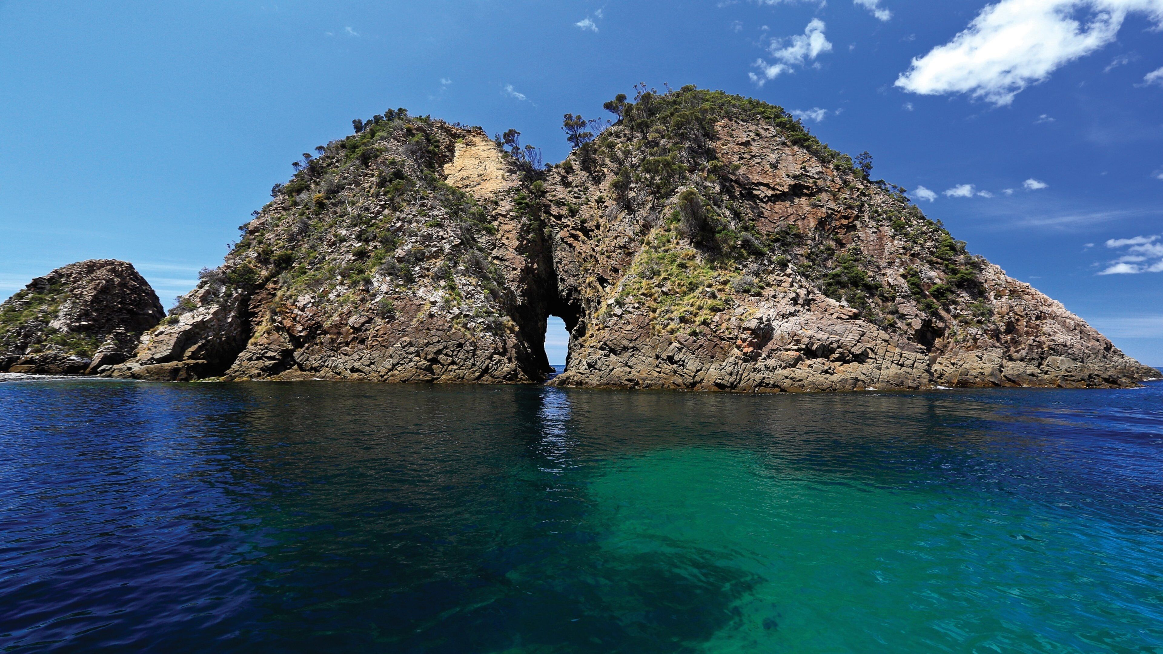 Bruny Island som viser stenete kystlinje og kyst