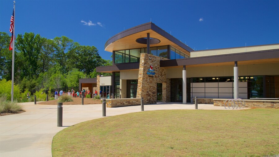 Go Fish Education Center en ook een klein groepje mensen