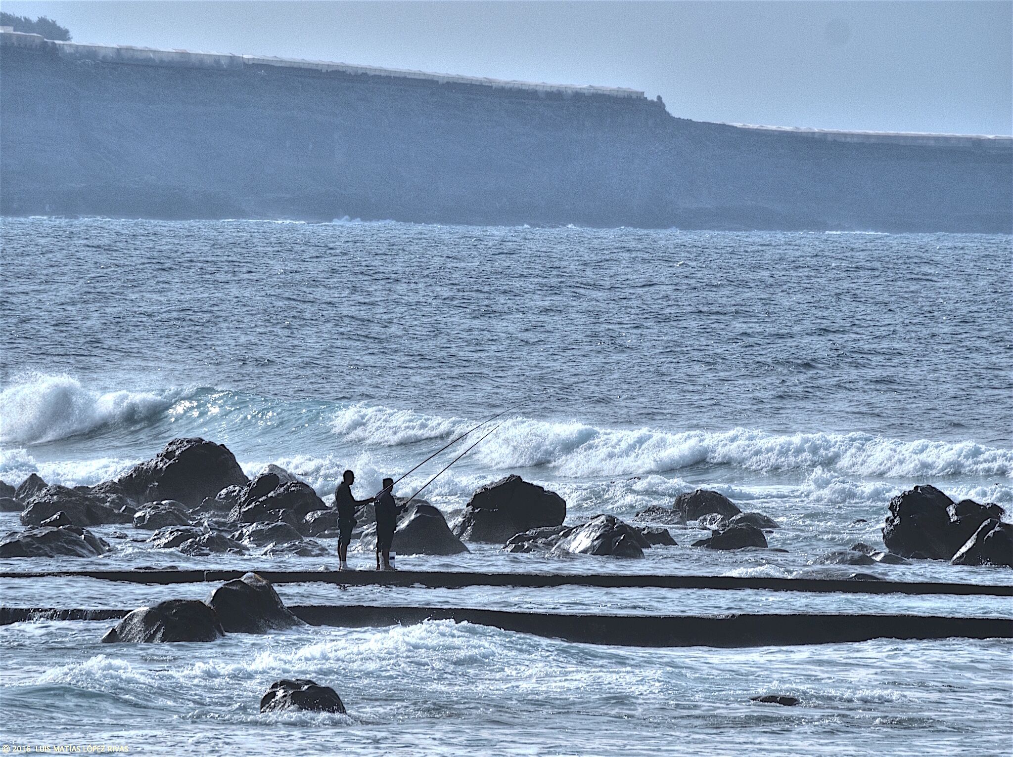 Pescadores en la costa canaria.