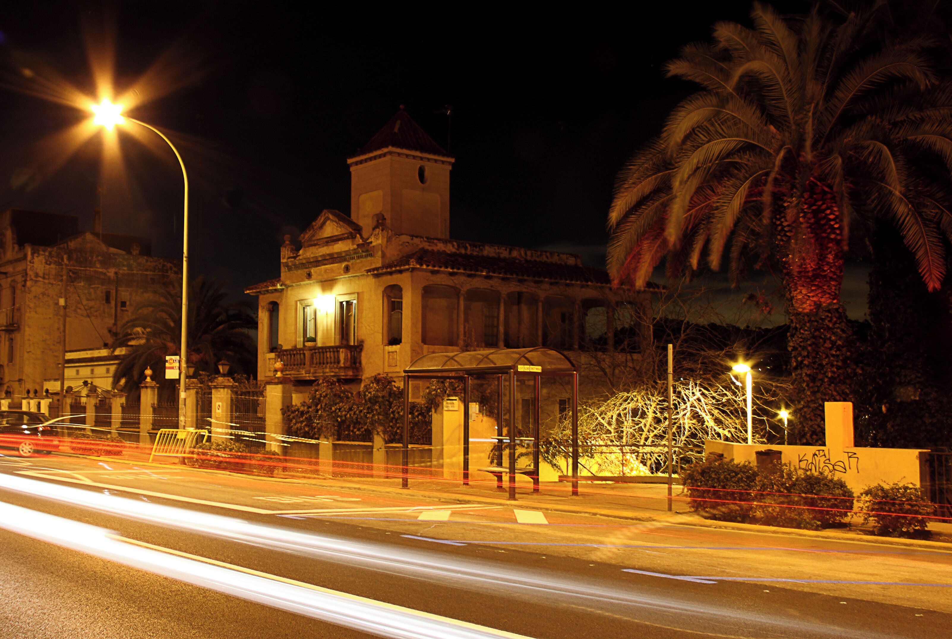 Ca l'Arrufí (Cervelló) de noche con estela de luces de coches