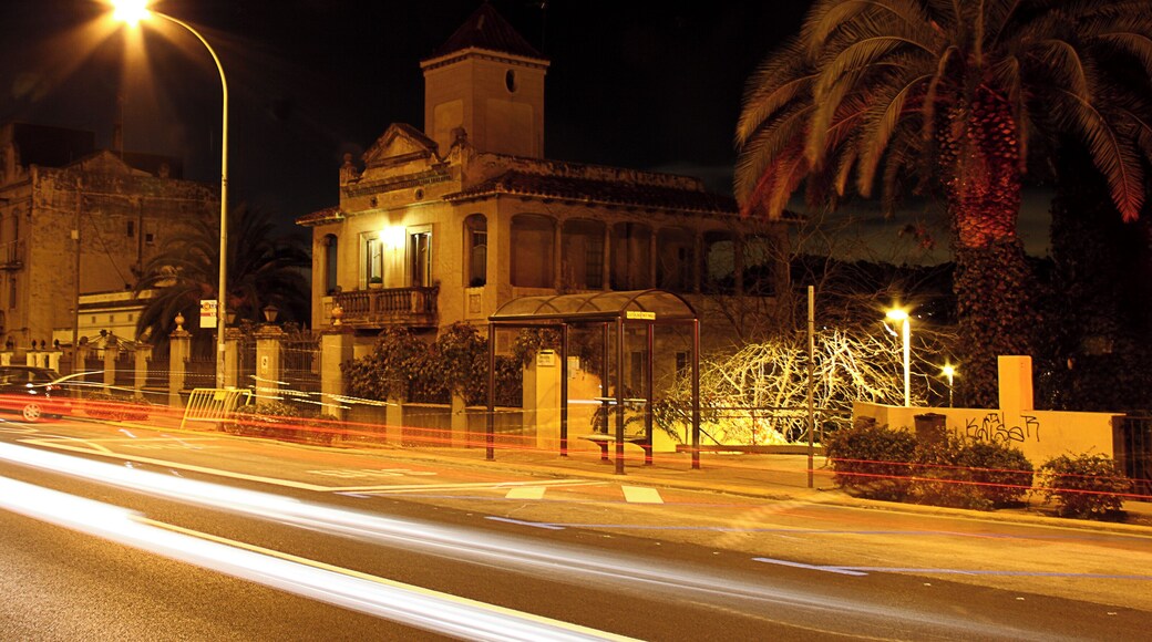 Ca l'ArrufĂ (CervellĂł) de noche con estela de luces de coches
