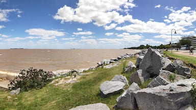 Vista panorámica del Río de la Plata desde la costa en Colonia del Sacramento, Uruguay
