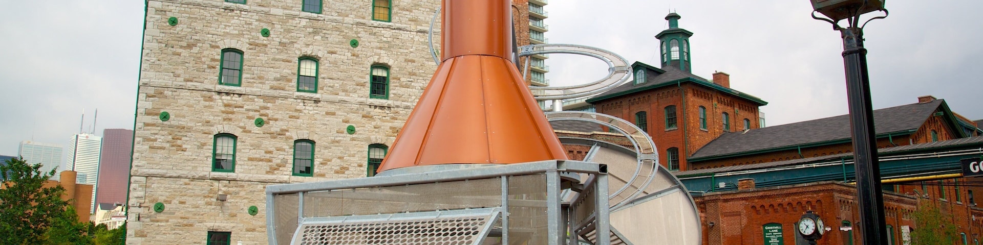 The Distillery Historic District ofreciendo una ciudad, comidas al aire libre y imágenes de calles