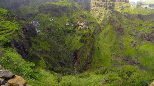 Un petit village accessible uniquement à pied, enclavé dans les montagnes