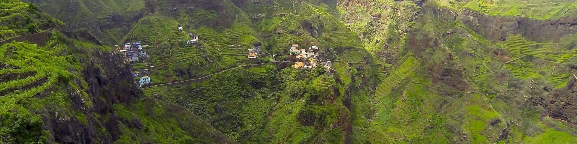 Un petit village accessible uniquement à pied, enclavé dans les montagnes