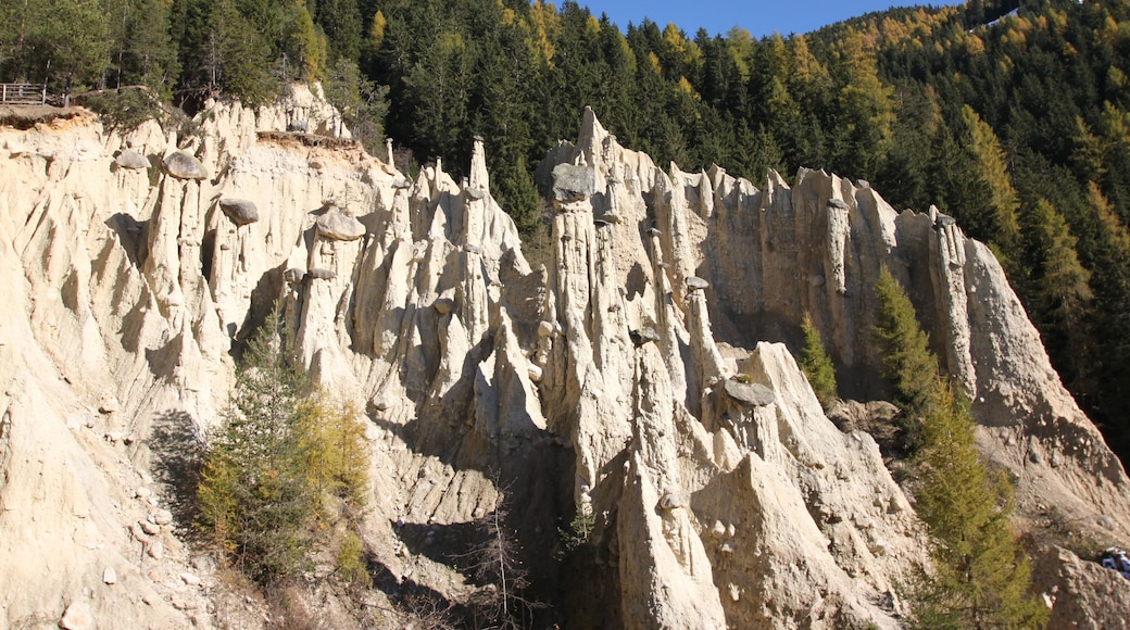 Die Erdpyramiden bei Oberwielenbach, einem Ortsteil von Percha, auch Erdpyramiden von Platten genannt