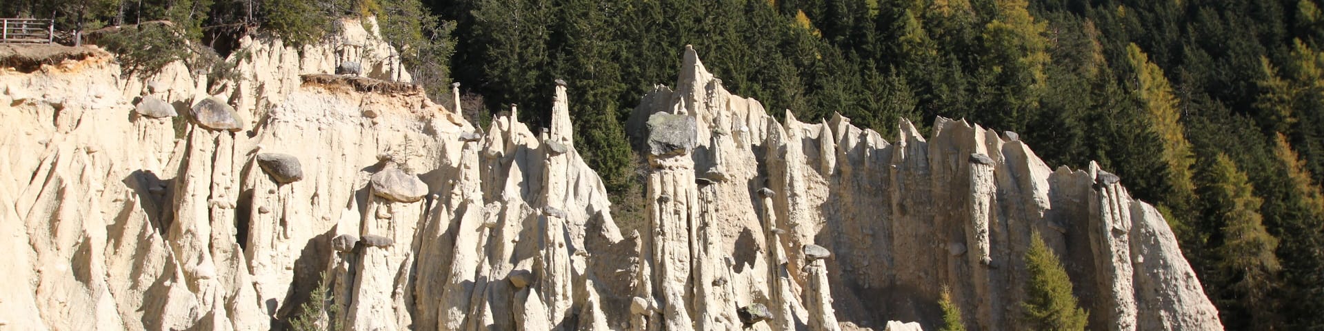Die Erdpyramiden bei Oberwielenbach, einem Ortsteil von Percha, auch Erdpyramiden von Platten genannt