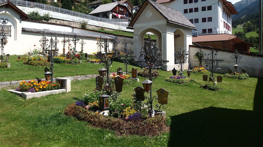 Oberwielenbach, Südtirol. Friedhof bei der Pfarrkirche St. Nikolaus.