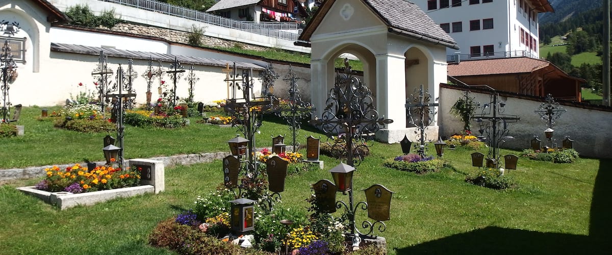 Oberwielenbach, Südtirol. Friedhof bei der Pfarrkirche St. Nikolaus.