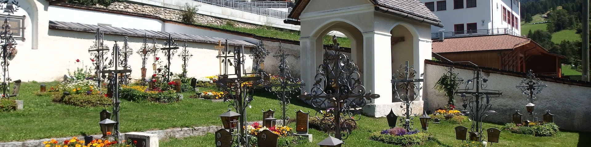 Oberwielenbach, Südtirol. Friedhof bei der Pfarrkirche St. Nikolaus.