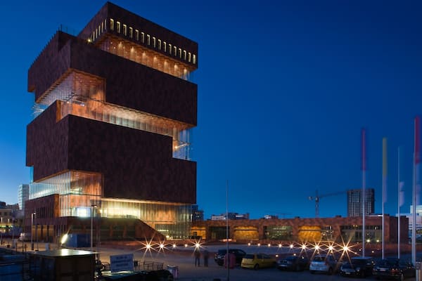 Museum aan de Stroom montrant scĂšnes de nuit et architecture moderne