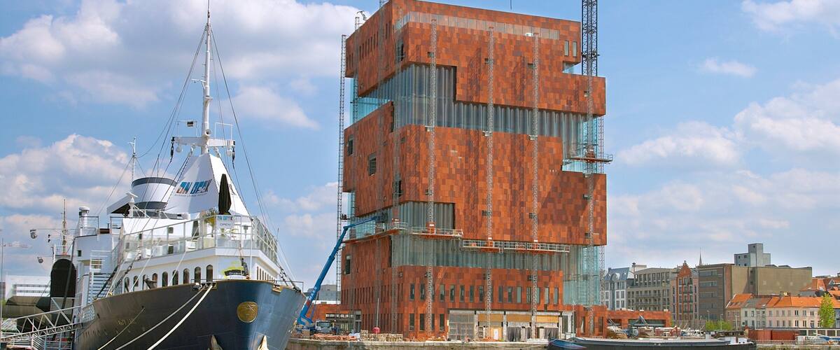 Museum Aan de Stroom showing modern architecture and a bay or harbor