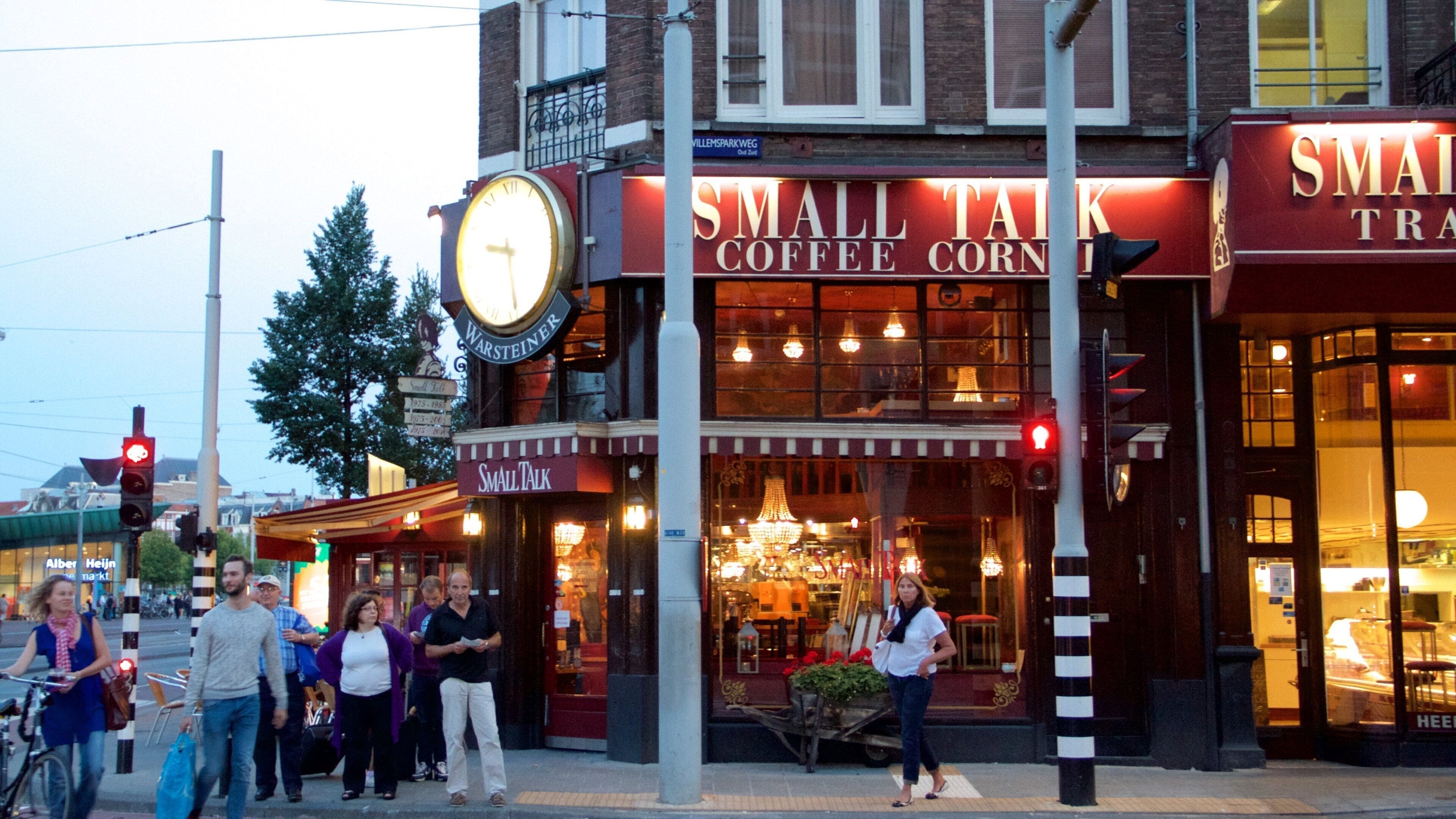 東南阿姆斯特丹 呈现出 夜景 和 購物 以及 大群人