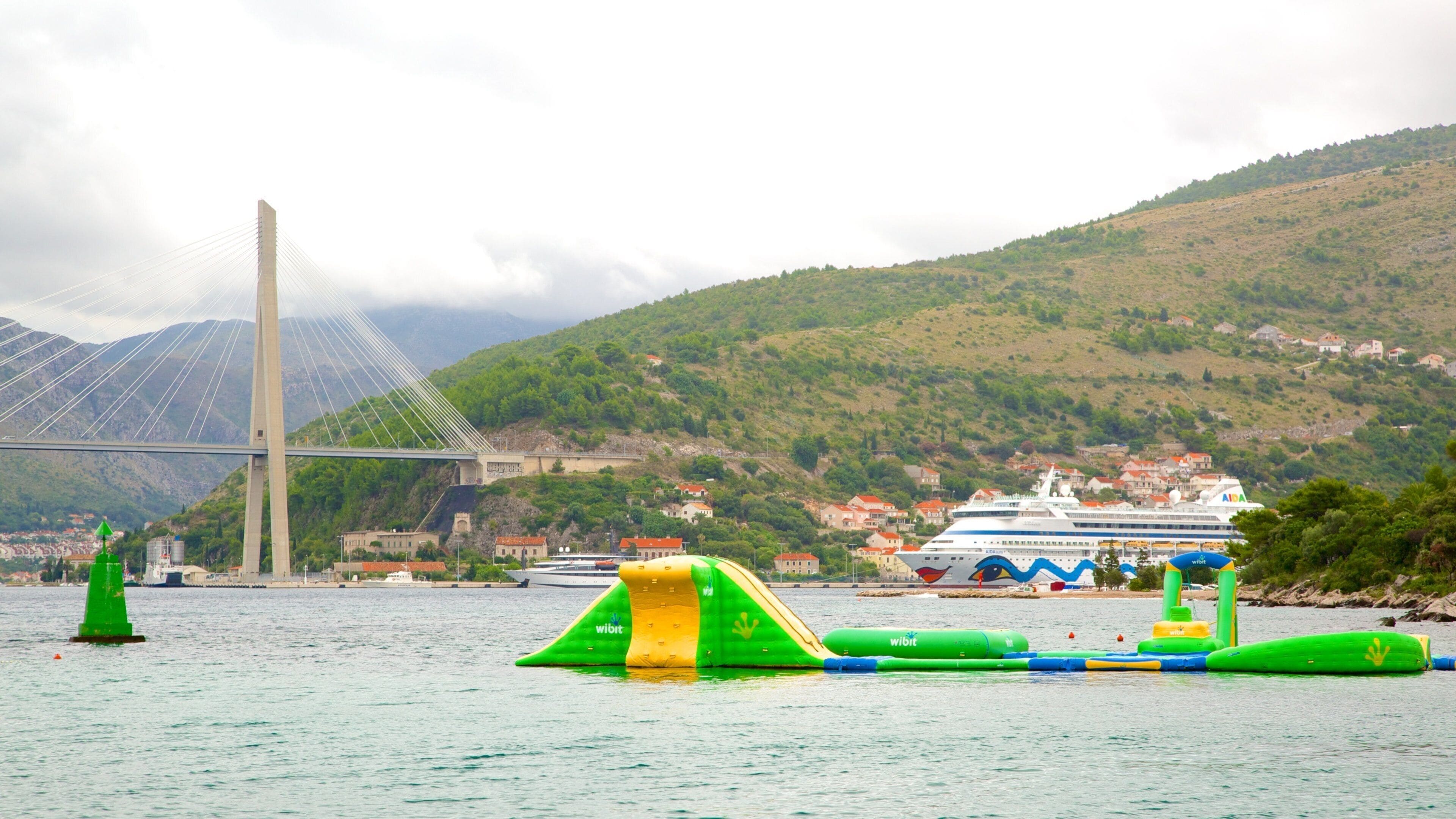 Playa de Copacabana ofreciendo un lago o abrevadero y un parque infantil