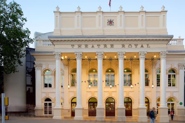Theatre Royal joka esittää vanha arkkitehtuuri ja teatterinäkymät