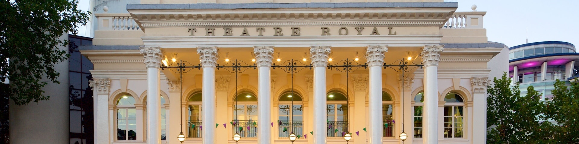 Teatro Royal caracterizando cenas de teatro e arquitetura de patrimônio
