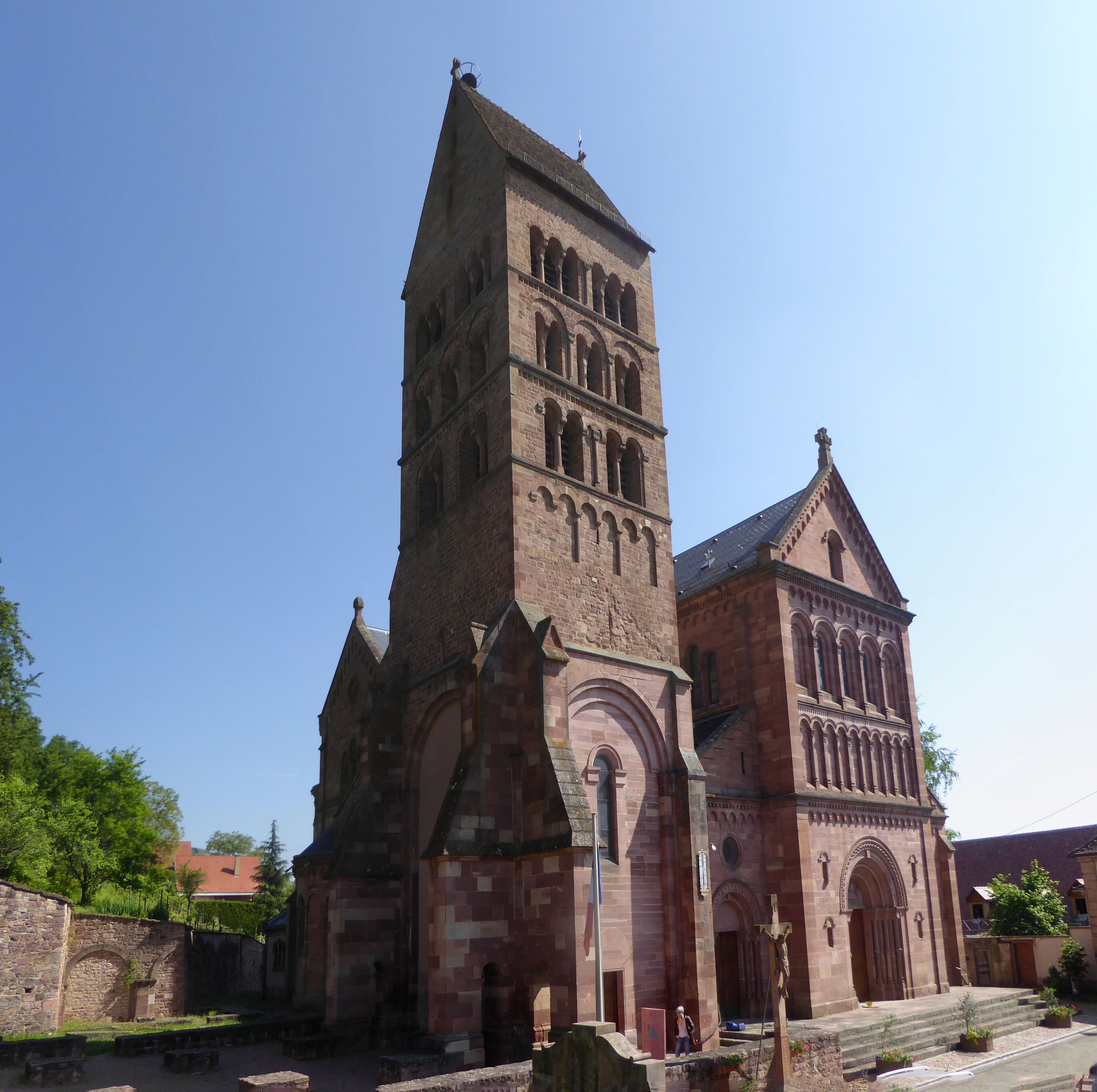 Sankt-Pantaleon (XII Jahrhundert) in Gueberschwihr mit romanischem Glockenturm