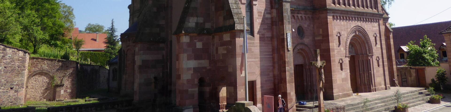 Sankt-Pantaleon (XII Jahrhundert) in Gueberschwihr mit romanischem Glockenturm