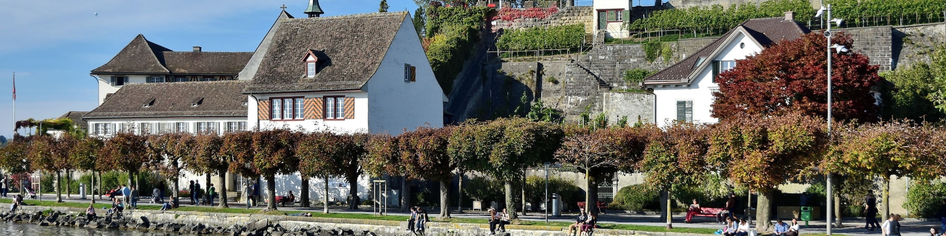Lakeshore at Endingen in Rapperswil (Switzerland) : Einsiedlerhaus and de:Endingerturm, Lindenhof hill and the castle (Schloss) in the background, as seen from Zürichsee-Schiffahrtsgesellschaft (ZSG) paddle steamer Stadt Zürich on Zürichsee
