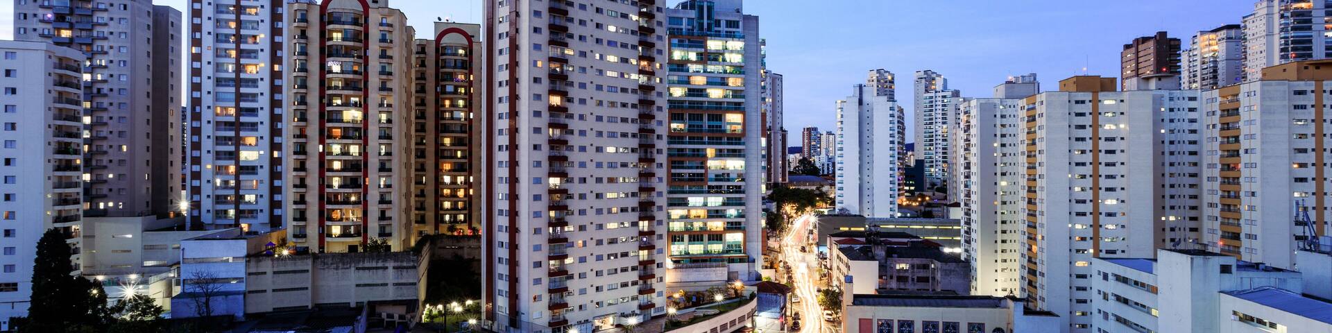 Anoitecer em bairro da Zona Norte de São Paulo, regiões de Santana e Santa Teresinha, com vista para Alameda Afonso Schmidt e edifícios residenciais do entorno.