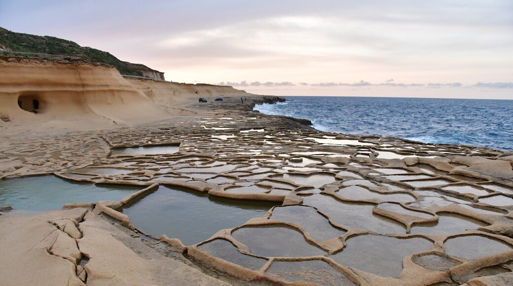 Gozo and Malta have a long tradition
of sea salt production. There are reputed
to have been salt pans here since Roman
times.