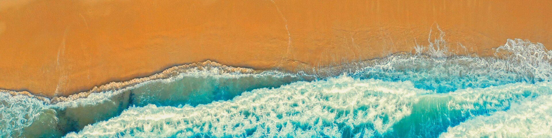 Una playa con olas rompiendo en la orilla.