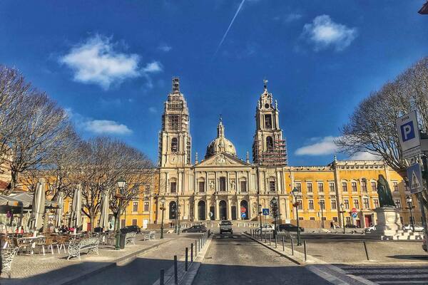 The Convent / National Palace of Mafra is located in the municipality of Mafra, in the district of Lisbon, in Portugal, about 25 kilometers from Lisbon. It is composed of a monumental palace and monastery in Baroque Johannine style, in the German side. The work of its construction began in 1717 at the initiative of John V of Portugal, by virtue of a promise he had made in the name of the offspring that came from the queen, Maria Anna of Austria.
The building occupies an approximate area of ââfour hectares (37,790 m2). Built in abundant lioz stone in the region of Mafra consists of 1200 divisions, more than 4700 doors and windows, 156 staircases and 29 patios and lobbies.
Classified as a National Monument in 1910, it was one of the finalists of the initiative Seven Wonders of Portugal on July 7, 2007.