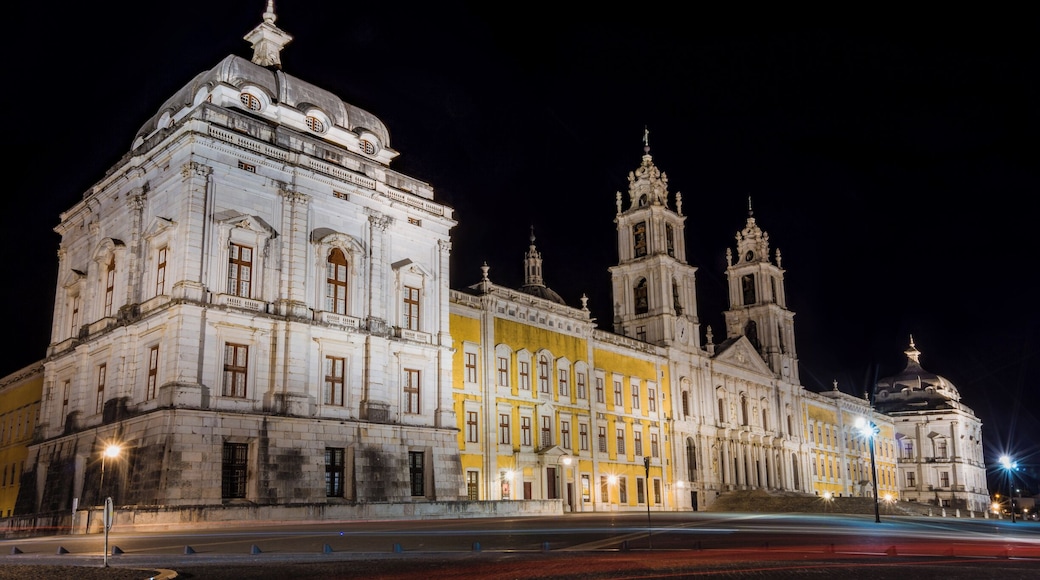 The front of the palace is usually full of tourists, but a night shoot can capture its splendor without the crowd in the front. #bvstrover
