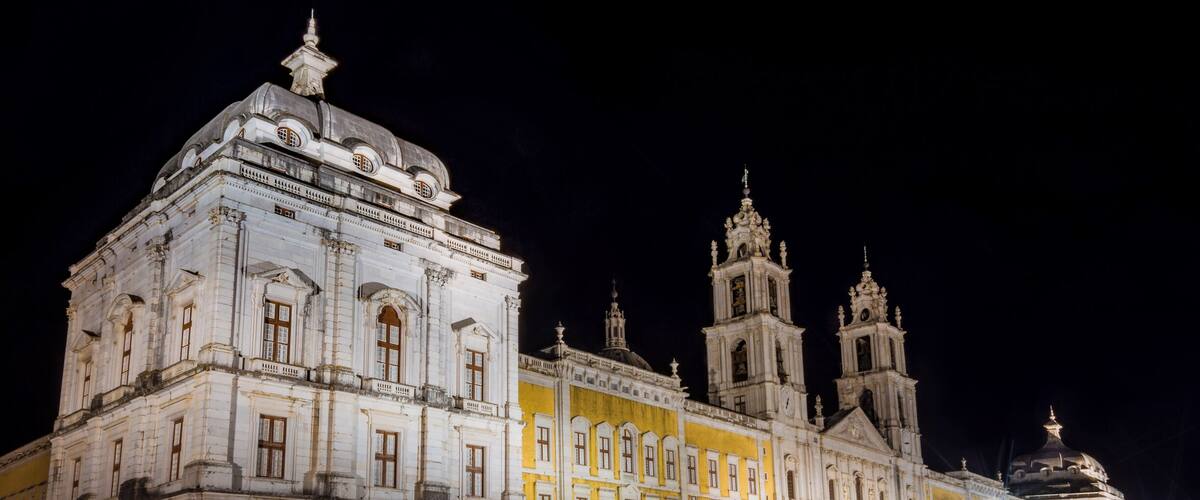 The front of the palace is usually full of tourists, but a night shoot can capture its splendor without the crowd in the front. #bvstrover