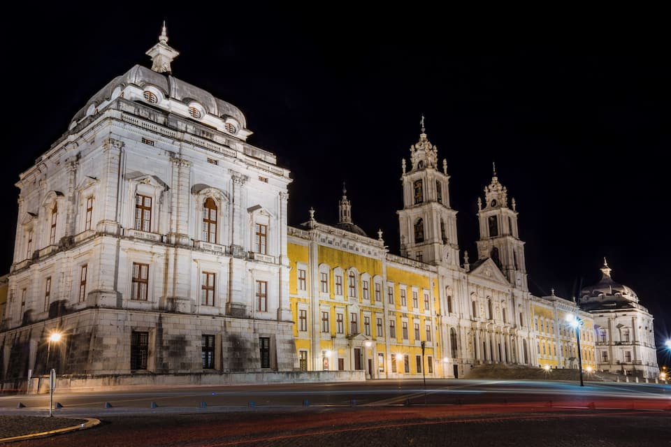 Um edifício histórico com arquitetura clássica, destacando-se uma torre de sino e uma cúpula.
