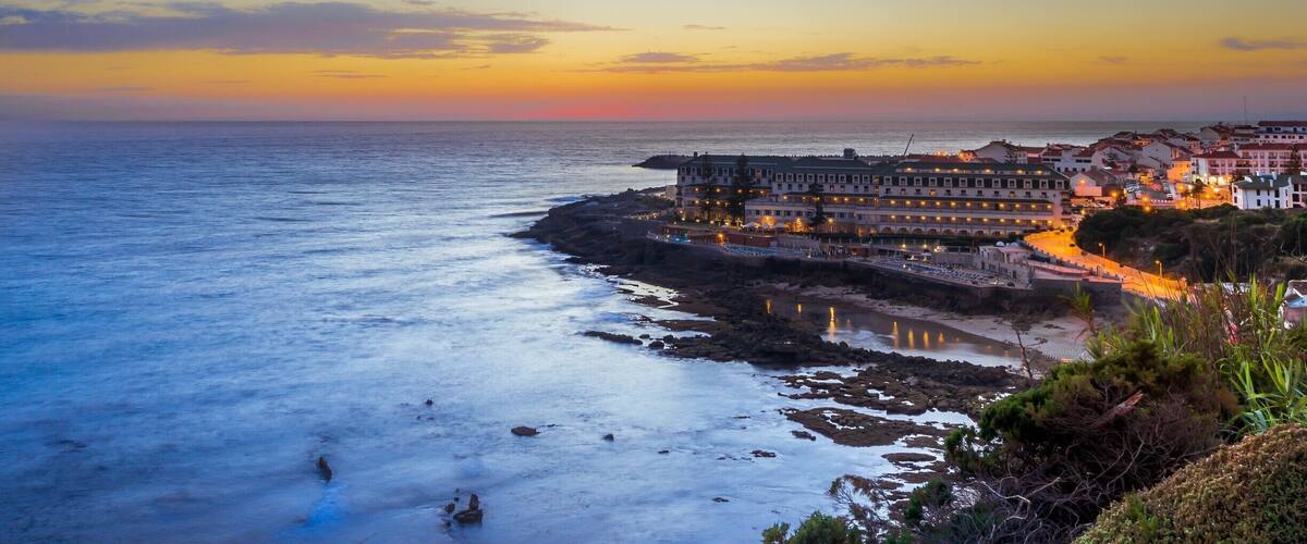 The Vila Galé Hotel is one of the landmarks of the area, specially at nightfall with the lights up.