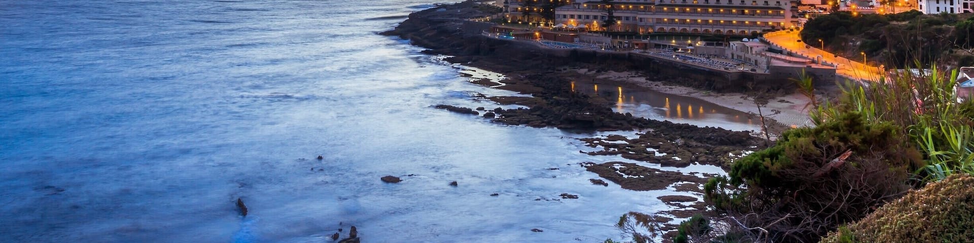 The Vila Galé Hotel is one of the landmarks of the area, specially at nightfall with the lights up.