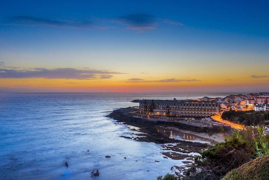 The Vila Galé Hotel is one of the landmarks of the area, specially at nightfall with the lights up.