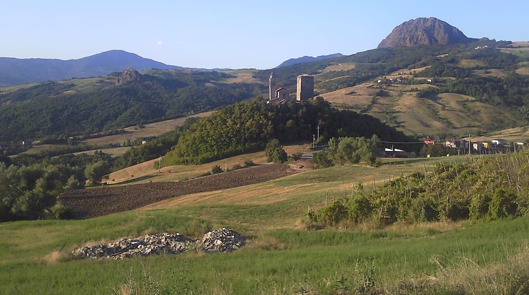 Torrione e chiesa di Bobbiano dai pressi di Bergonzi