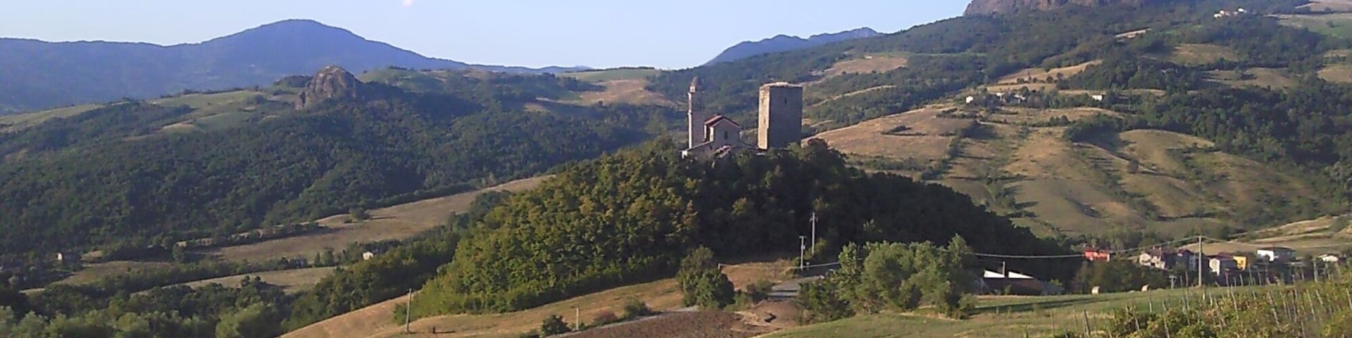 Torrione e chiesa di Bobbiano dai pressi di Bergonzi
