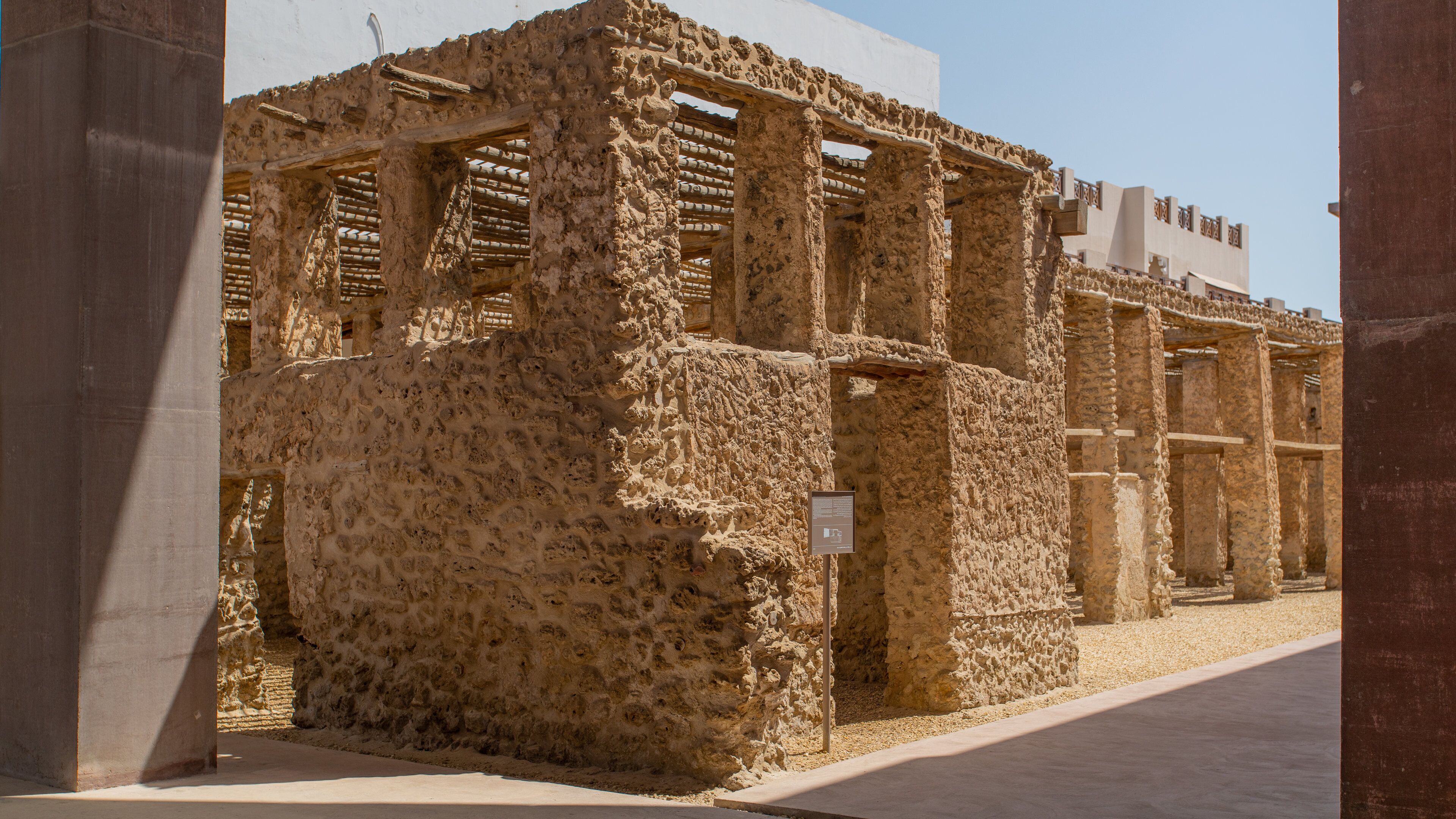 Una antigua estructura de piedra con columnas y arcos.