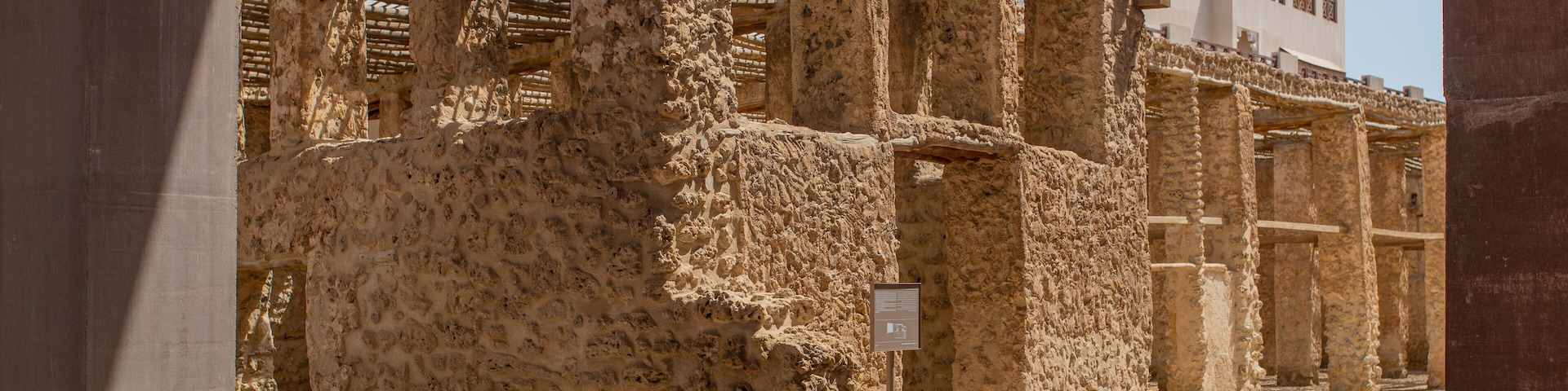 Una antigua estructura de piedra con columnas y arcos.