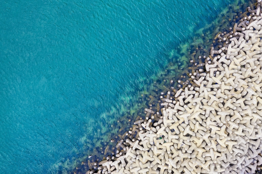 Un mar turquesa con una costa blanca y rocosa.