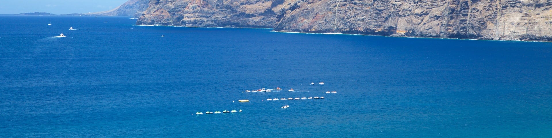 Los Gigantes which includes rocky coastline and boating