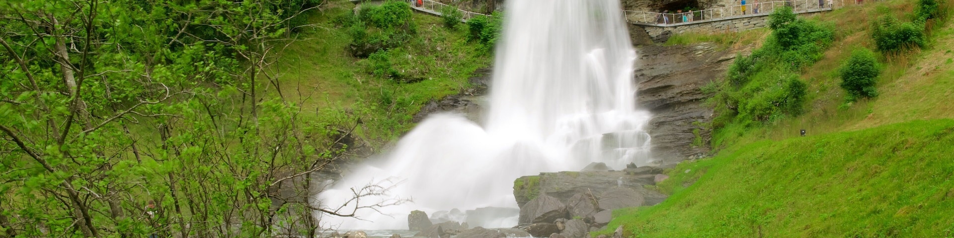 Bergen que inclui um rio ou córrego e uma cachoeira