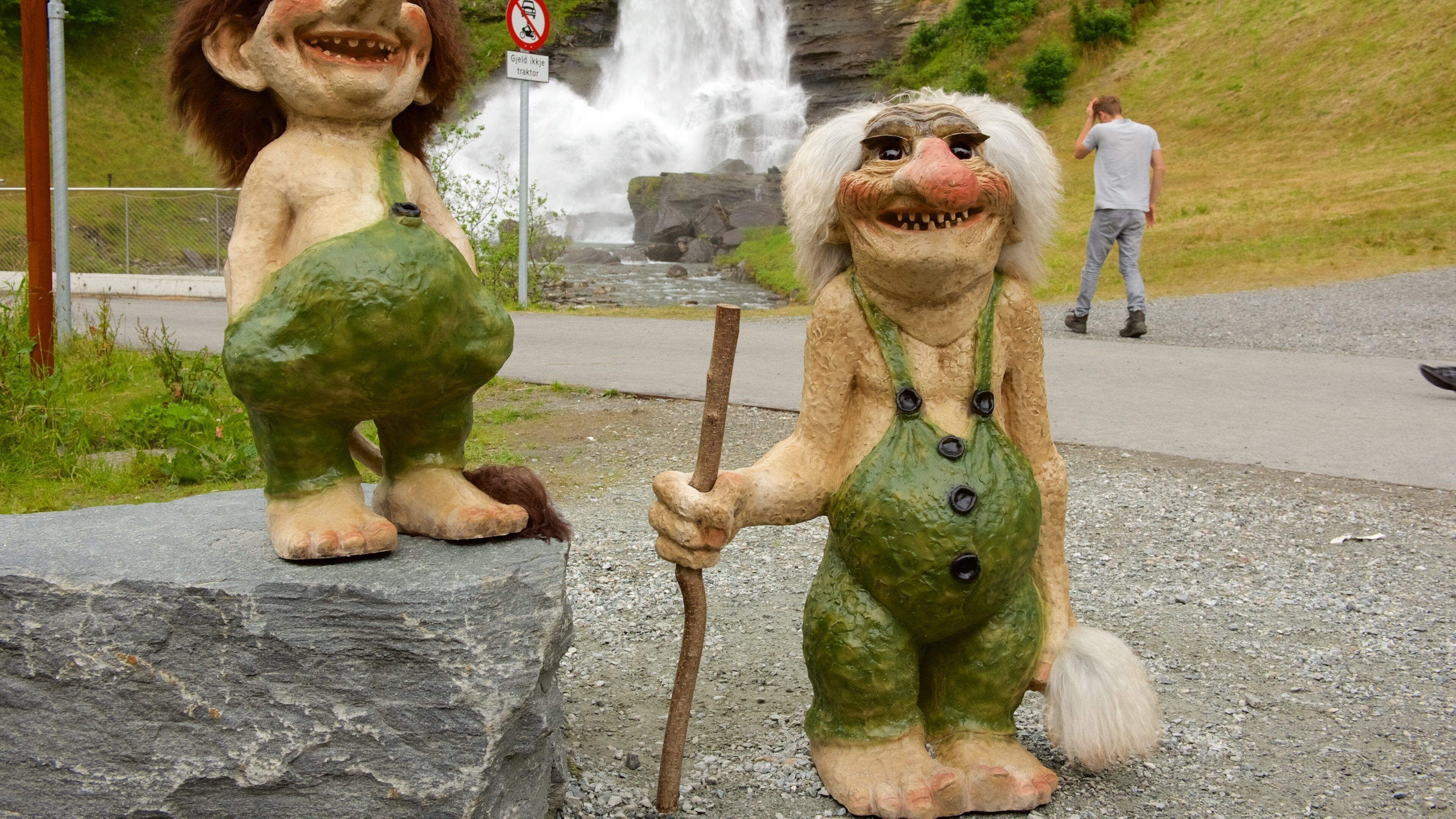 Bergen featuring outdoor art and a statue or sculpture
