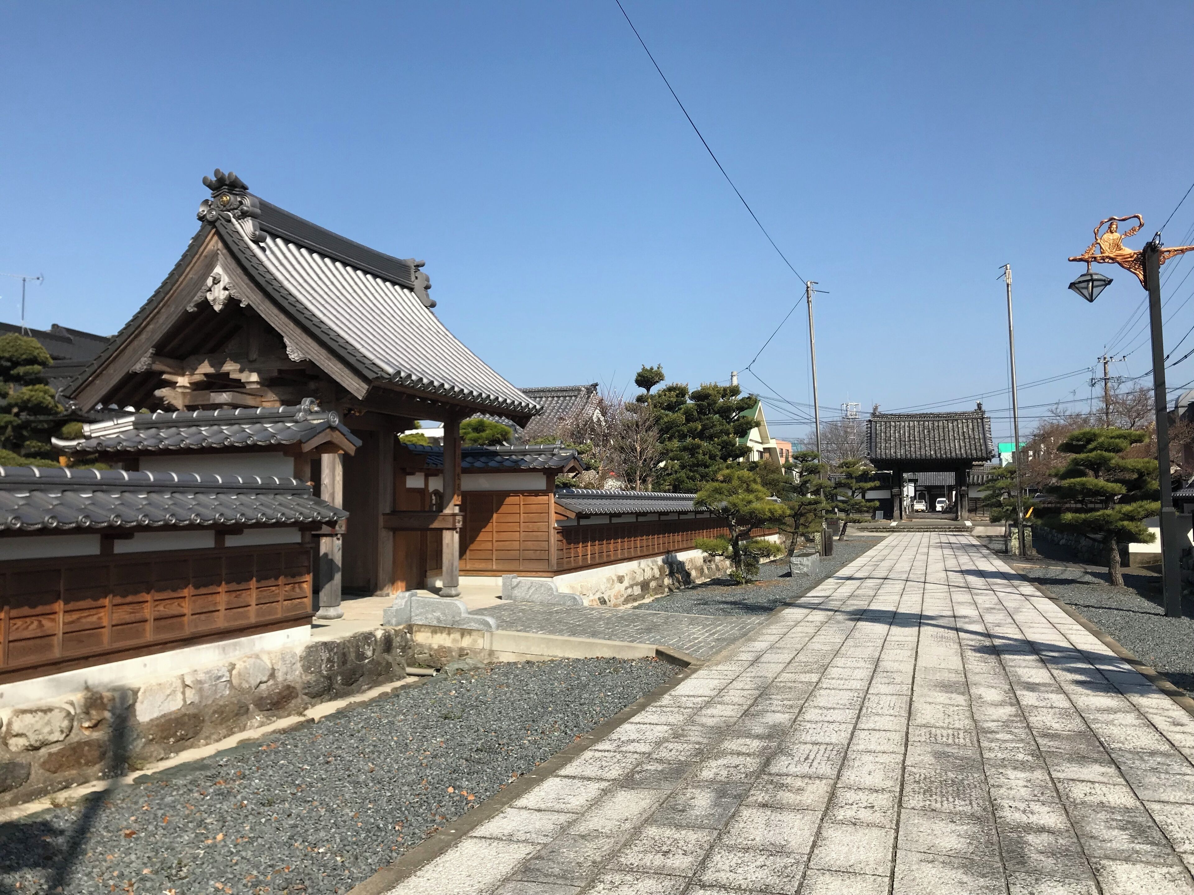 Un templo japonés tradicional con tejados de tejas y estructuras de madera.