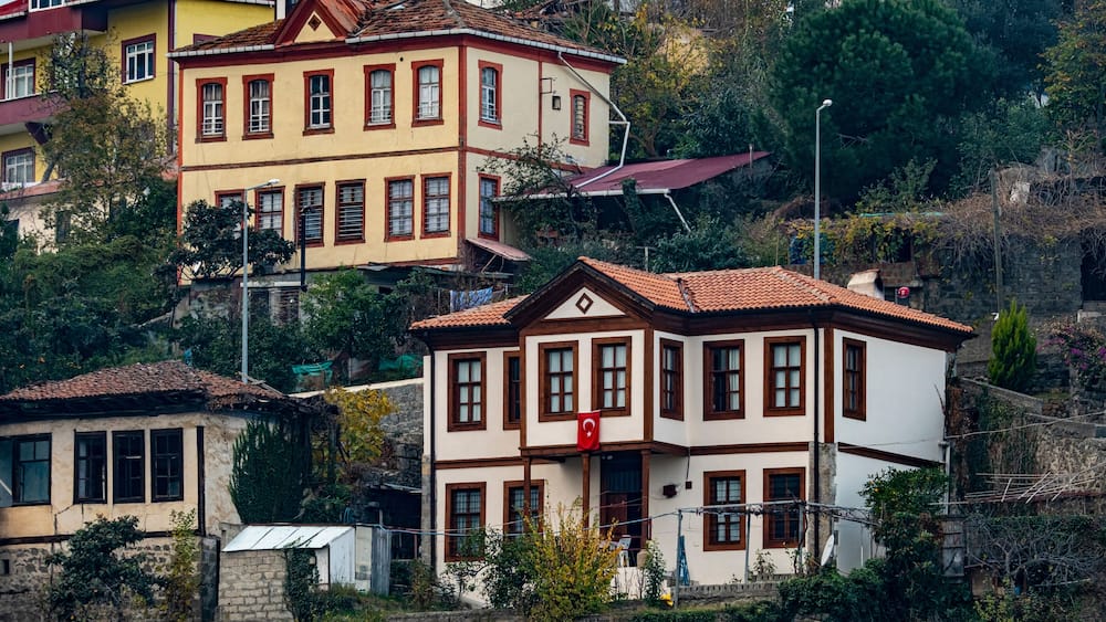 The historical Ortamahalle in Trabzon's Akçaabat district attracts attention tourists with its Ottoman houses, mansions, cobbled streets, fountains and neighborhood culture as a whole.