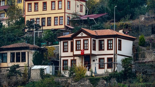 The historical Ortamahalle in Trabzon's Akçaabat district attracts attention tourists with its Ottoman houses, mansions, cobbled streets, fountains and neighborhood culture as a whole.